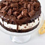 עוגת בראוניז שוקולד עם גלידת מקופלת ורוטב שוקולד מבריק
