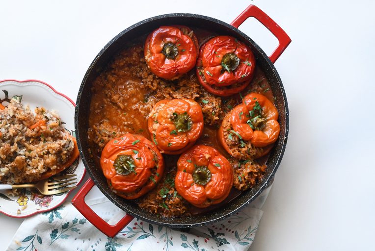 פלפלים במילוי בשר ואורז ברוטב עגבניות