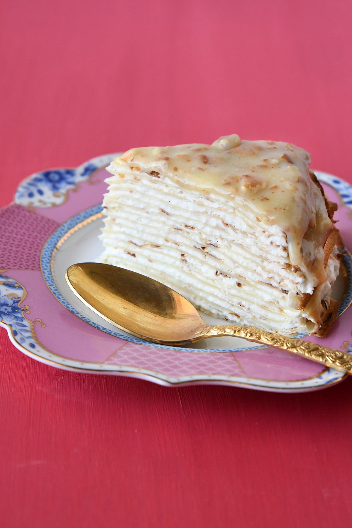 עוגת בלינצ'ס במילוי קרם גבינה עם רוטב שוקולד לבן ובייגלה מלוח