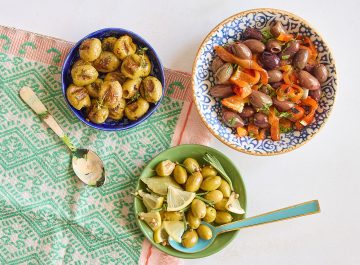 זיתים מתובלים ביתיים. צילום: טל סיון צפורין