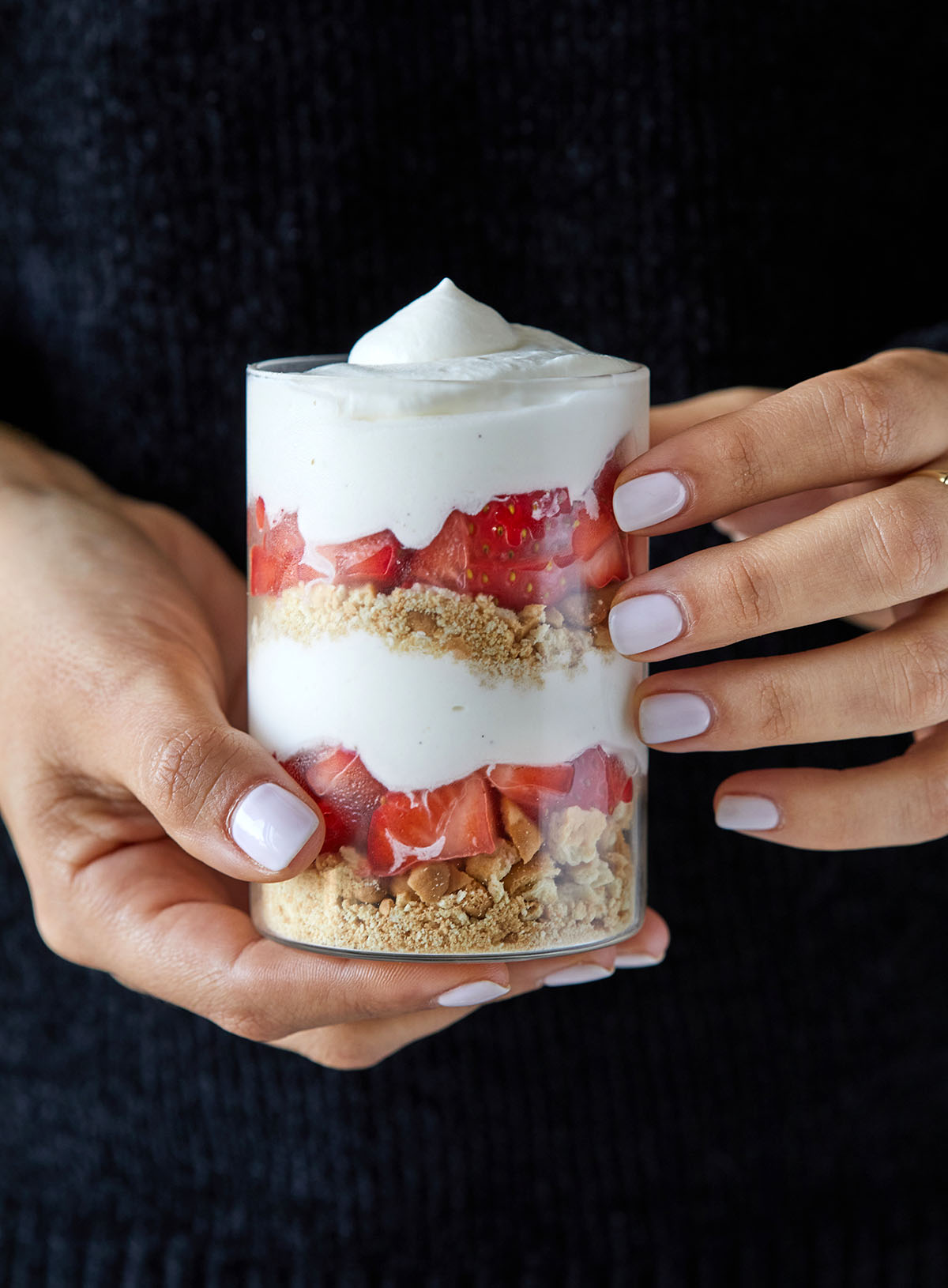 קינוחי כוסות עוגת גבינה ותותים. צילום: טל סיון צפורין